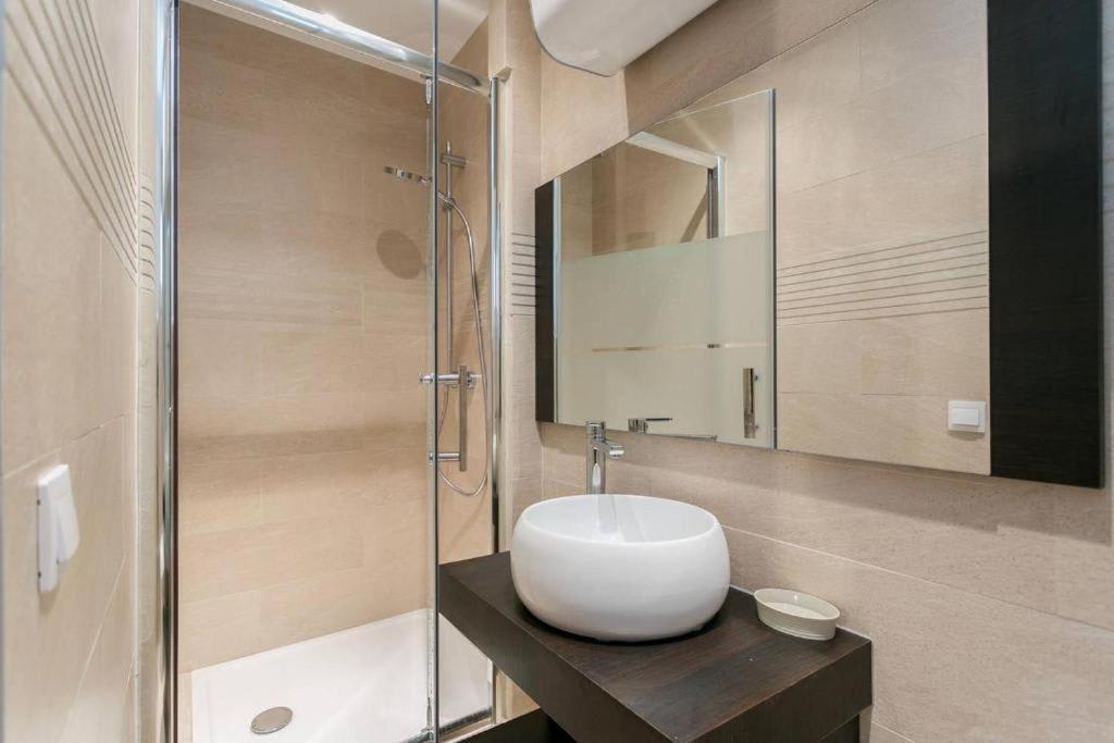 Апартаменты Modernized Studio - Meters From The Invalides Gardens Париж Экстерьер фото